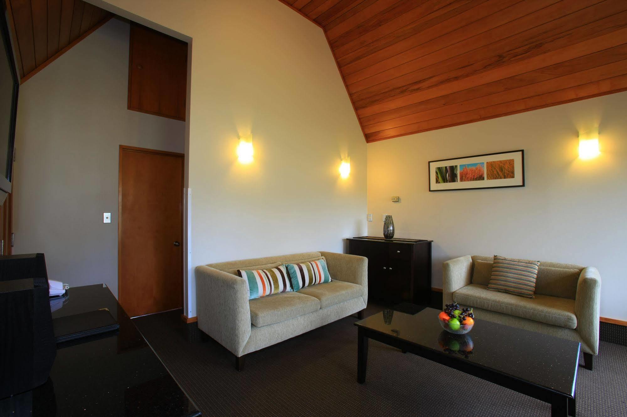 Distinction Te Anau Hotel & Villas Exterior photo